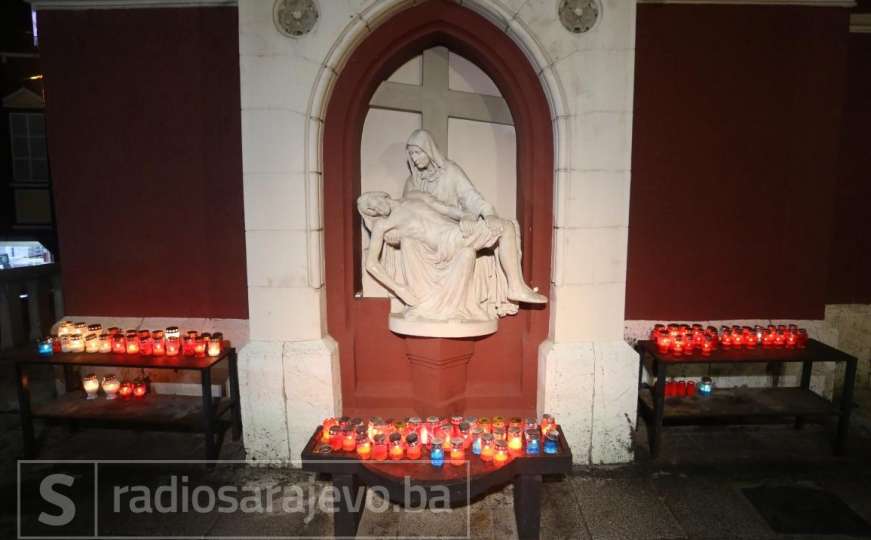 Simbol franjevačke prisutnosti u Sarajevu večeras osvijetljen svijećama